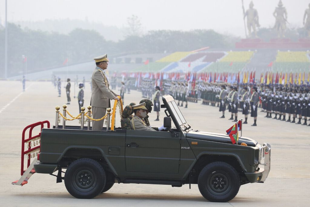 Pemimpin Militer Senior Jenderal Min Aung Hlaing meninjau pasukan selama parade tentara di Hari Angkatan Bersenjata di Naypyitaw, Sabtu, Myanmar, 27 Maret 2021.
