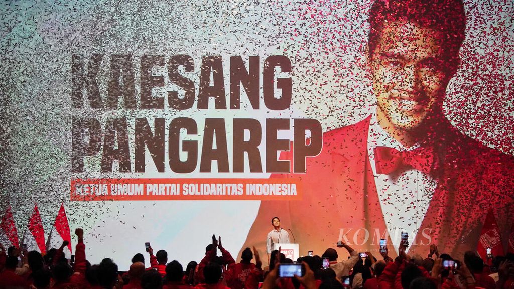 Suasana sambutan para kader setelah Kaesang Pangarep ditetapkan sebagai Ketua Umum PSI pada acara Kopi Darat Nasional (Kopdarnas): Deklarasi Politik PSI di Ballroom Djakarta Theater, Jakarta, Senin (25/9/2023).