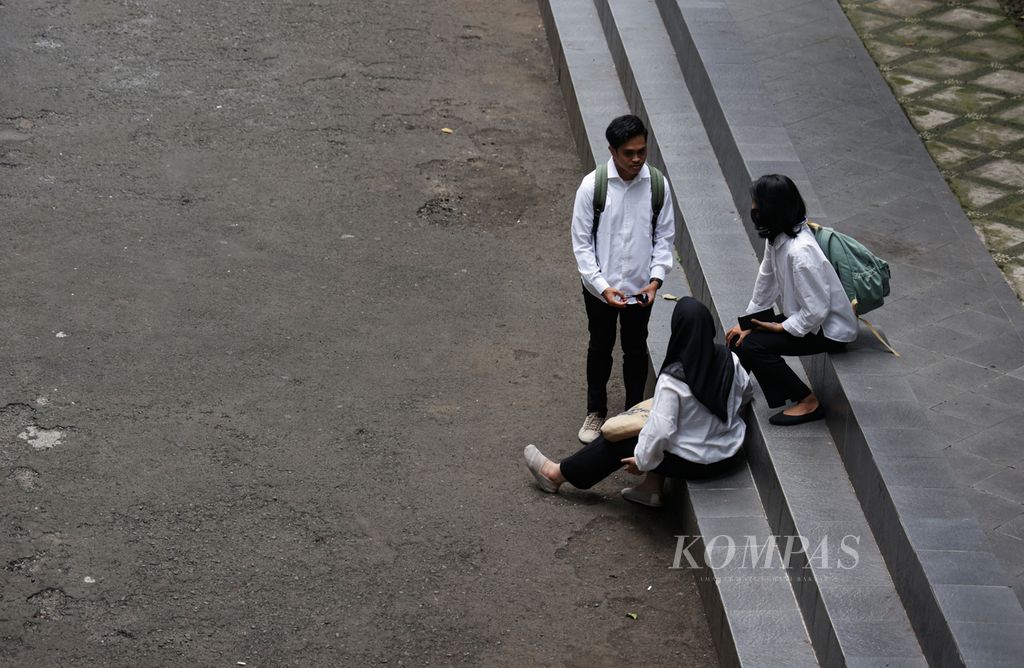 Tiga orang mahasiswa berbincang di kampus Universitas Budi Luhur, Jakarta, Kamis (26/1/2023). Para mahasiswa kembali bergaul dan berkenalan dengan teman baru seiring dengan Kegiatan belajar di kampus yang mulai aktif kembali.