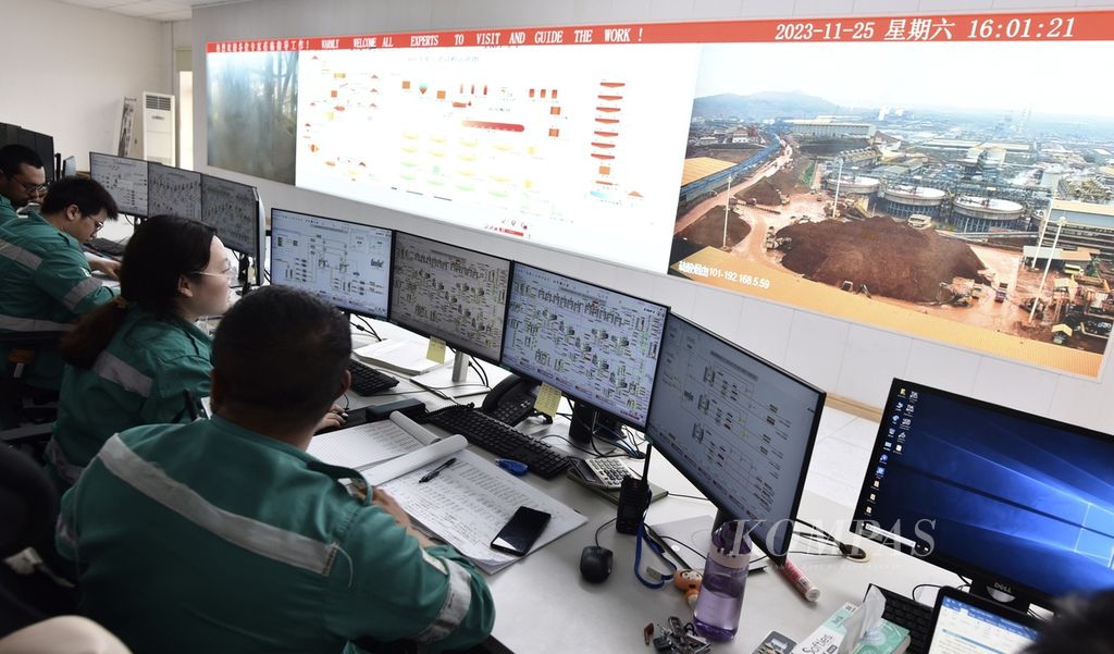 Kesibukan para pekerja di ruang kontrol pabrik peleburan nikel (smelter) dengan teknologi <i>high pressure acid leaching </i>(HPAL) di kawasan penambangan dan industri pengolahan nikel grup Harita Nickel di Pulau Obi, Halmahera Selatan, Maluku Utara, Sabtu (25/11/2023).  