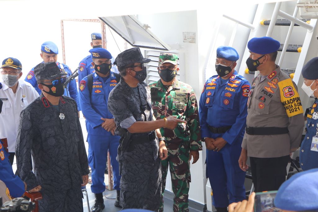 Deputi Pemberantasan Badan Narkotika Nasional Inspektur Jenderal Arman Depari meninjau kapal patroli di Pelabuhan Belawan, Medan, Sumatera Utara, Sabtu (25/9/2021). 