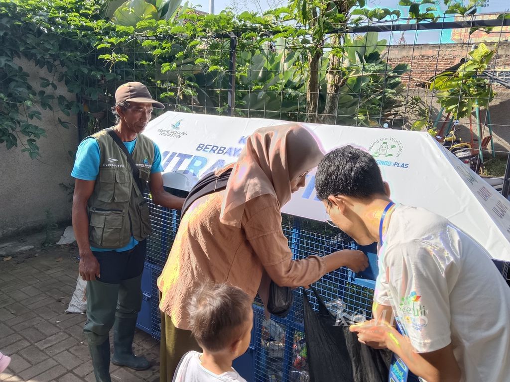 Warga di Desa Cihampelas, Kabupaten Bandung Barat, Jawa Barat, memberikan sampah non-organik dari rumahnya ke Yayasan Bening Saguling Foundation pada Sabtu (14/9/2024).