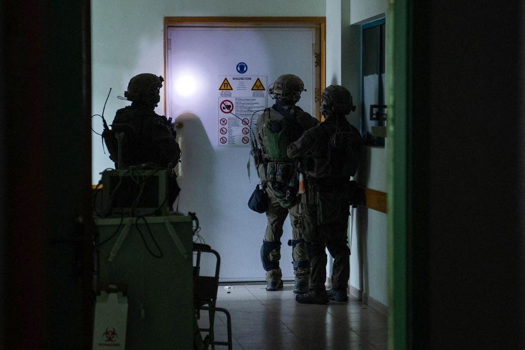 Foto yang dirilis militer Israel pada 15 November 2023 memperlihatkan tentara Israel beroperasi di dalam Rumah Sakit Al-Shifa di kota Gaza di tengah konflik Israel dan kelompok Hamas. 