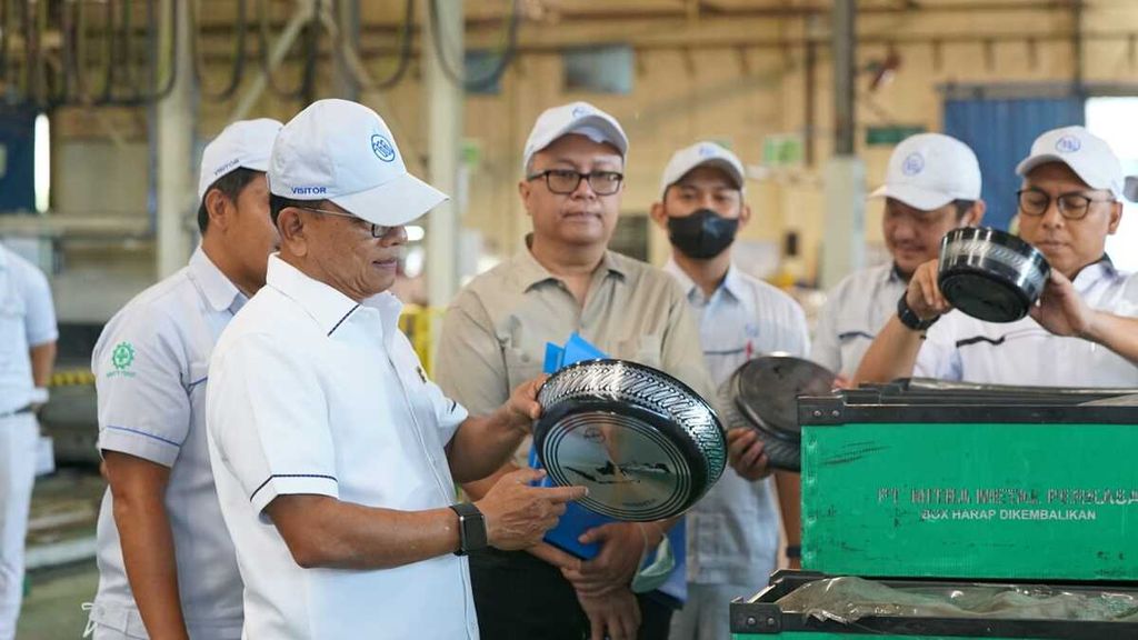 Kepala Staf Kepresidenan Moeldoko meninjau proses produksi pengecoran komponen aluminium dan komponen rem untuk otomotif di PT Mitrametal Perkasa, Karawang, Jawa Barat, Senin (30/1/2023).