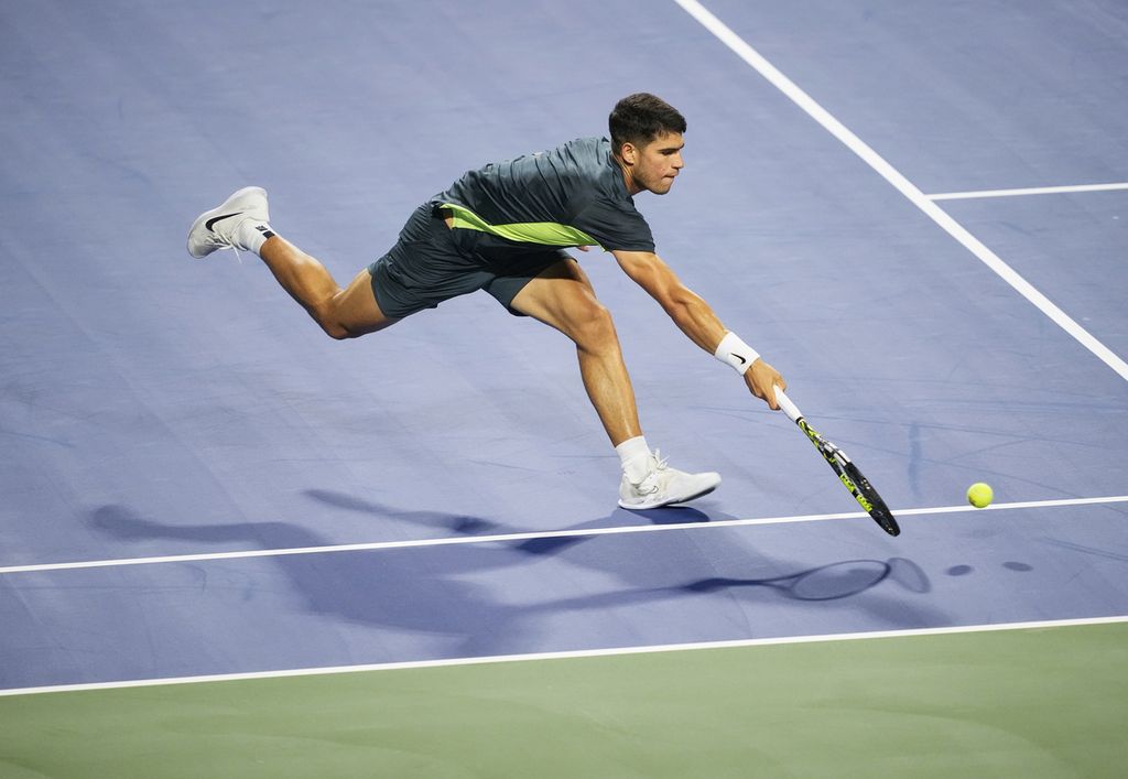 Carlos Alcaraz memukul bola saat melawan Hubert Hurkacz pada laga babak ketiga ATP Masters 1000 Kanada di Stadion Sobeys, Toronto, Jumat (11/8/2023) pagi WIB. Alcaraz mengalahkan Hurkacz, 3-6, 7-6 (7/2), 7-6 (7/3).