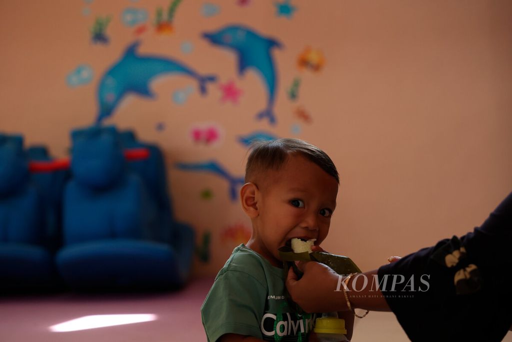 Orangtua menyuapi anaknya saat menunggu kosultasi perbaikan gizi di Rumah Gizi, Kecamatan Banyumanik, Kota Semarang, Jawa Tengah, Selasa (30/8/2022). Rumah Gizi memfasilitasi anak-anak gizi buruk dan berpotensi tengkes untuk mengikuti program selama enam bulan.