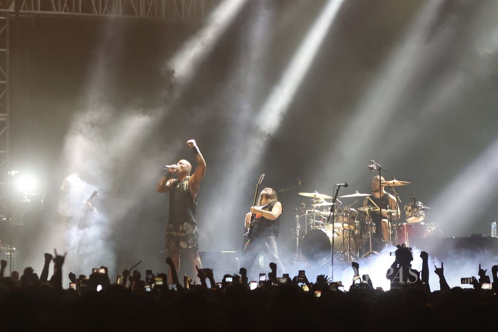 Grup Sepultura tampil dalam konser Jogjarockarta di Stadion Kridosono, Yogyakarta, Sabtu (30/9/2023) malam. Grup musik <i>heavy metal </i>dari Brasil yang dibentuk tahun 1984 ini tampil dengan formasi Derrick Green (vokal), Andreas Kisser (gitar), Paulo Jr (bas), dan Eloy Casagrande (drum).