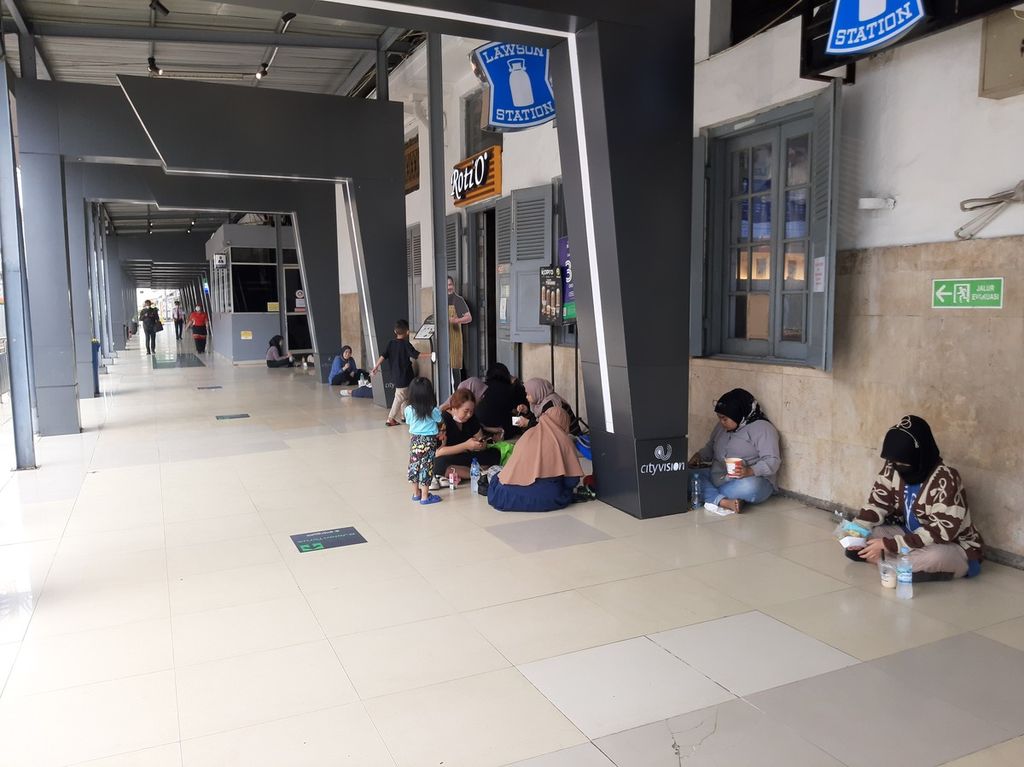 Penumpang kereta komuter duduk beristirahat di area Stasiun Manggarai, Jakarta Selatan, Rabu (15/3/2023).