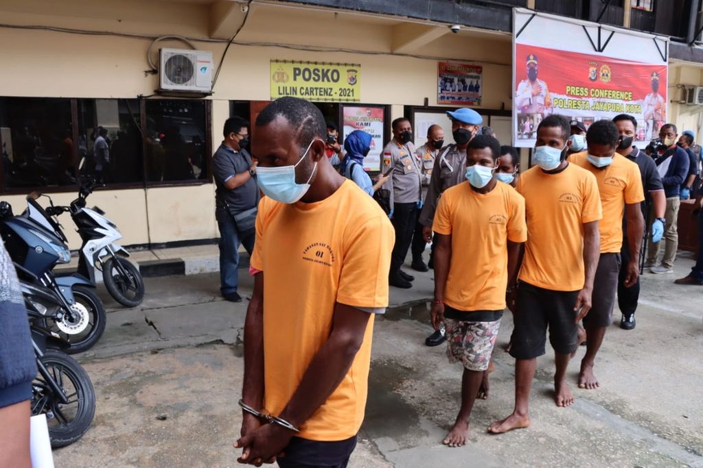 Lima tersangka kasus peredaran narkoba jenis ganja asal Papua Niugini di Kantor Polresta Jayapura, Papua, Selasa (19/4/2022).