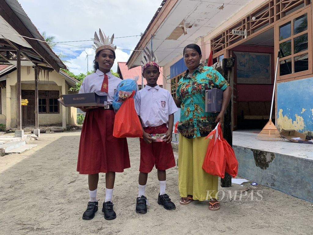 Kemensos memberikan bantuan sosial bagi masyarakat di Pulau Brasi (disebut juga Bras), Kampung Mapia, Distrik Supiori Barat, Kabupaten Supiori, Papua, Selasa (12/9/2023).