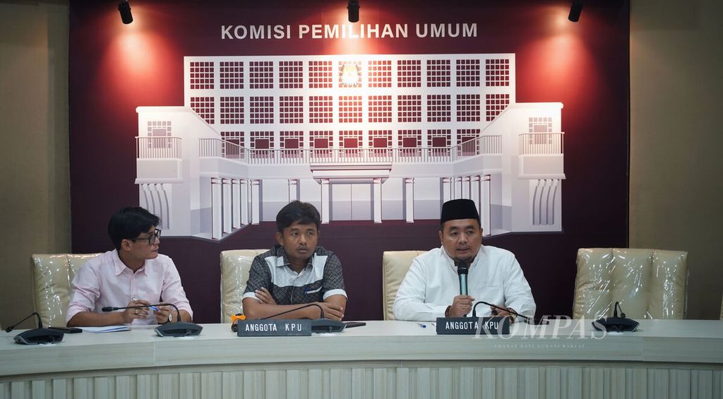 Tiga komisioner Komisi Pemilihan Umum August Melasz, Idham Kholik, dan Mochammad Afifuddin (dari kiri ke kanan) saat menggelar konferensi pers di Kantor Komisi Pemilihan Umum (KPU), Jakarta, terkait putusan Badan Pengawas Pemilu (Bawaslu) atas gugatan Partai Rakyat Adil Makmur (Prima), Jumat (24/3/2023). Dalam konferensi pers ini KPU menyatakan akan menindaklanjuti putusan Bawaslu akan gugatan Prima, yaitu melakukan pengulangan veritikasi administrasi terhadap Prima. Untuk Partai Rakyat Adil Makmur, KPU akan membuka kembali Sipol pendaftaran parpol peserta pemilu untuk verifikasi administrasi tersebut. 