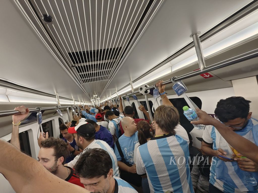 Suasana di dalam gerbong Metro saat suporter Argentina akan menonton tim kesayangan mereka. 