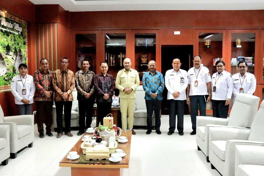 Gubernur NTT Viktor Laiskodat (tengah) dan Ketua KPUD NTT Thomas Dohu (kiri gubernur, baju hitam) bersama komisioner KPUD NTT, Sekretaris, dan Humas KPUD NTT, di Kupang, Jumat (3/2/2023).