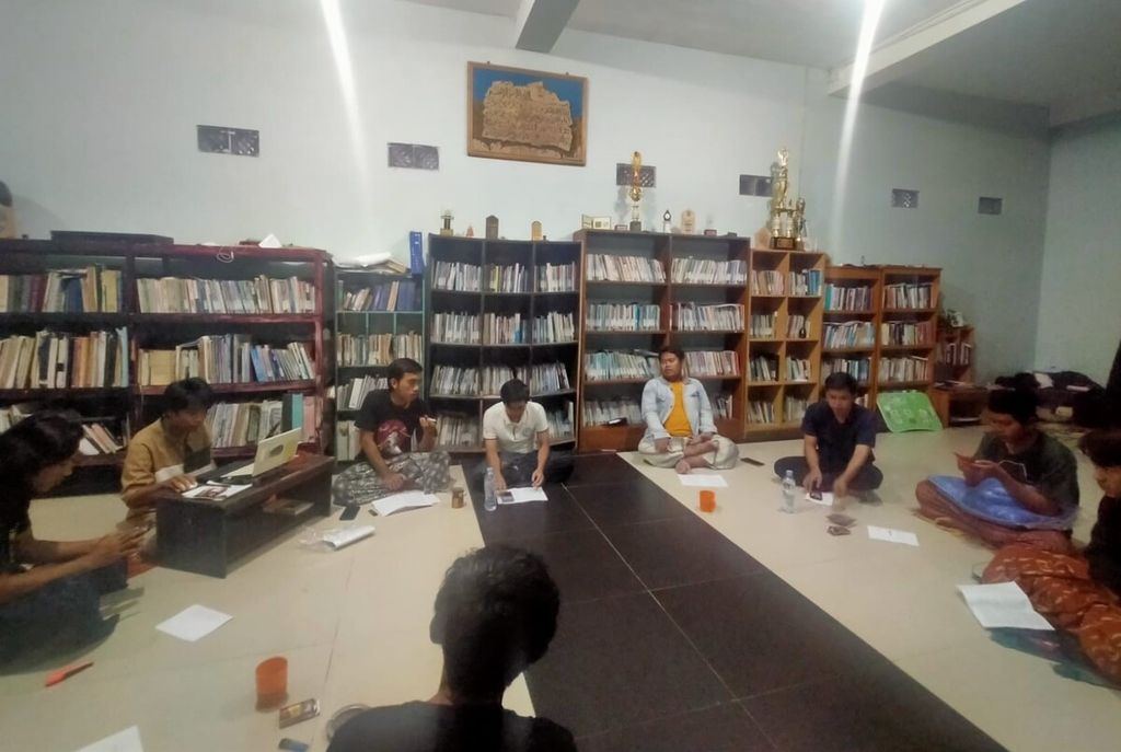 Kajian sastra puisi setiap malam Selasa di Komunitas Kutub Yogyakarta yang diadakan tahun 2022.