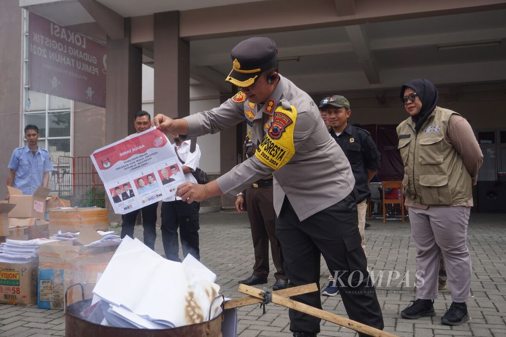 Jajaran KPU Banyumas bersama TNI/Polri membakar surat suara yang rusak dan lebih di Purwokerto, Banyumas, Jawa Tengah, Selasa (13/2/2024).