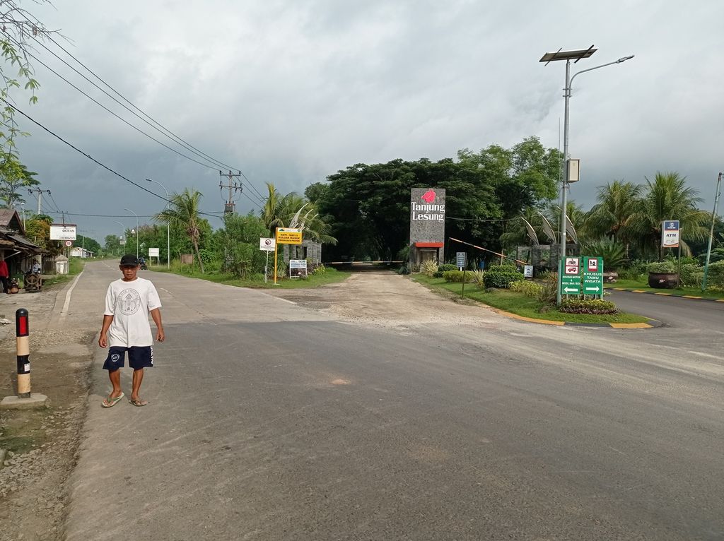 Salah satu ruas jalan raya Tanjung Lesung-Sumur di Kabupaten Pandeglang, Banten, Minggu (16/1/2022).