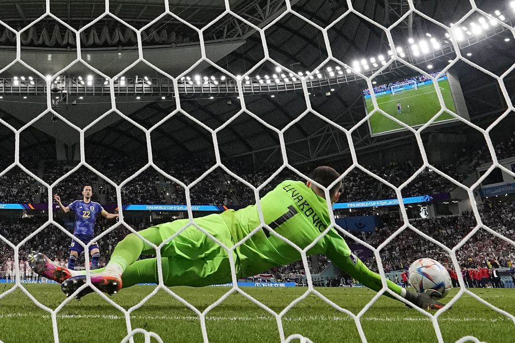 Kiper Kroasia Dominik Livakovic berhasil menggagalkan tendangan penalti pemain Jepang Maya Yoshida dalam drama adu penalti babak enam belas besar Piala Dunia di Stadion Al Wakrah, Qatar, Senin (5/12/2022).