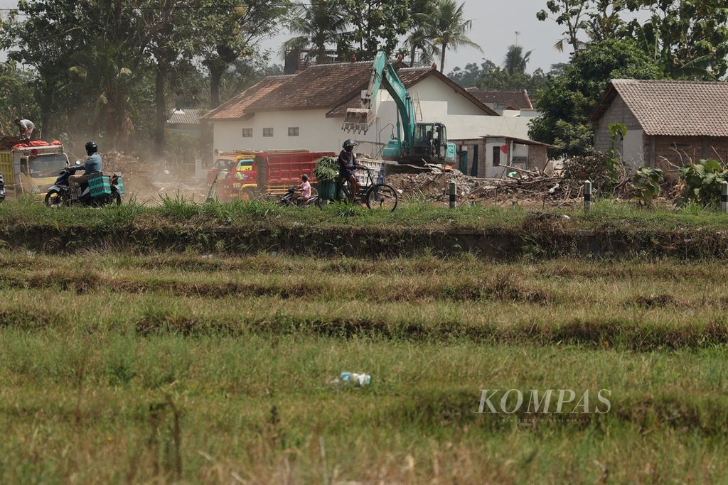Pembongkaran rumah di lokasi pembangunan Jalan Tol Solo-Yogyakarta terus dilakukan di Desa Gatak, Ngawen, Klaten, Jawa Tengah, Rabu (24/8/2022). Pengerjaan jalan tol tersebut pada Seksi 1 sejauh 23 km saat ini telah mencapai sekitar 37 persen.