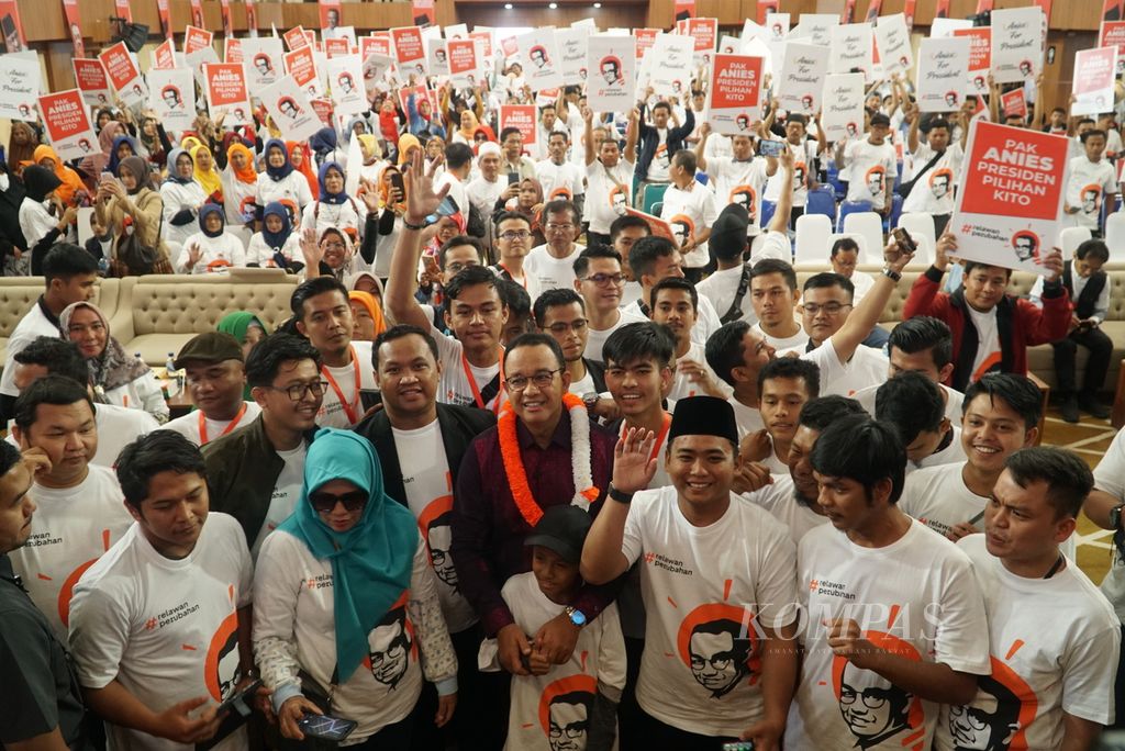 Mantan Gubernur DKI Jakarta yang juga bakal calon presiden yang diusung Partai Nasdem, Anies Baswedan (tengah)  bersama  Relawan Perubahan di Kota Padang, Sumatera Barat, Minggu (4/12/2022). 