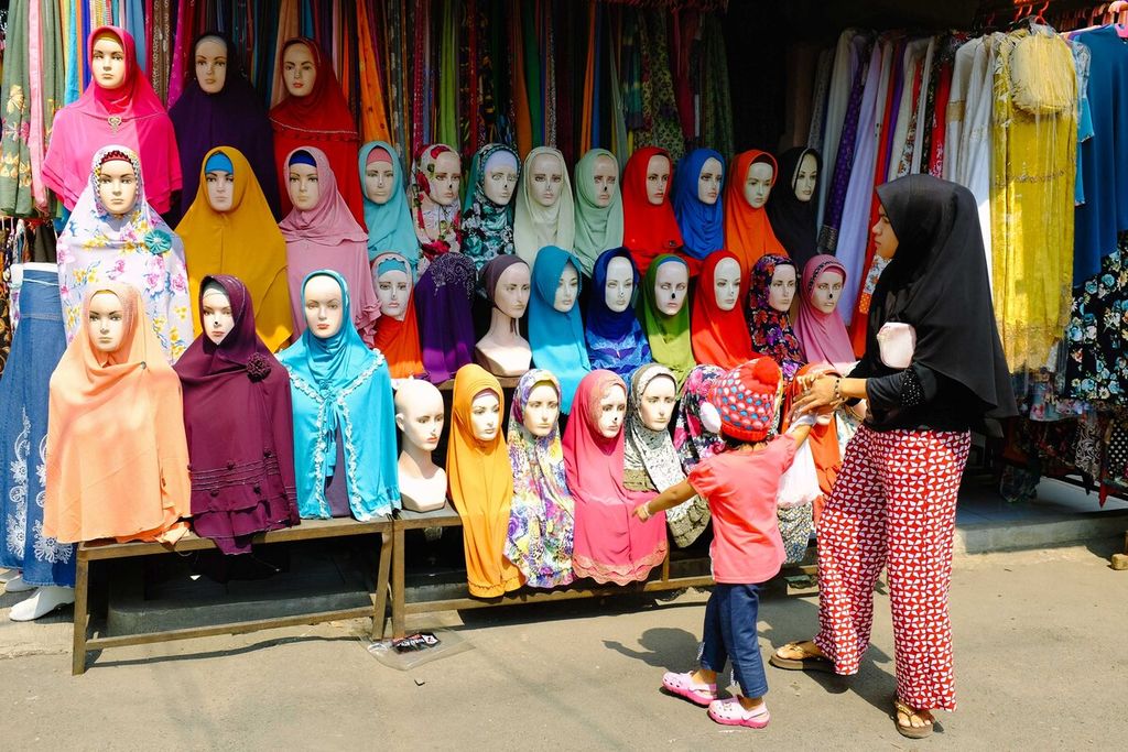 Pengunjung melihat-lihat busana muslim di Pasar Cipadu, Tangerang, Banten, Sabtu (17/6).
