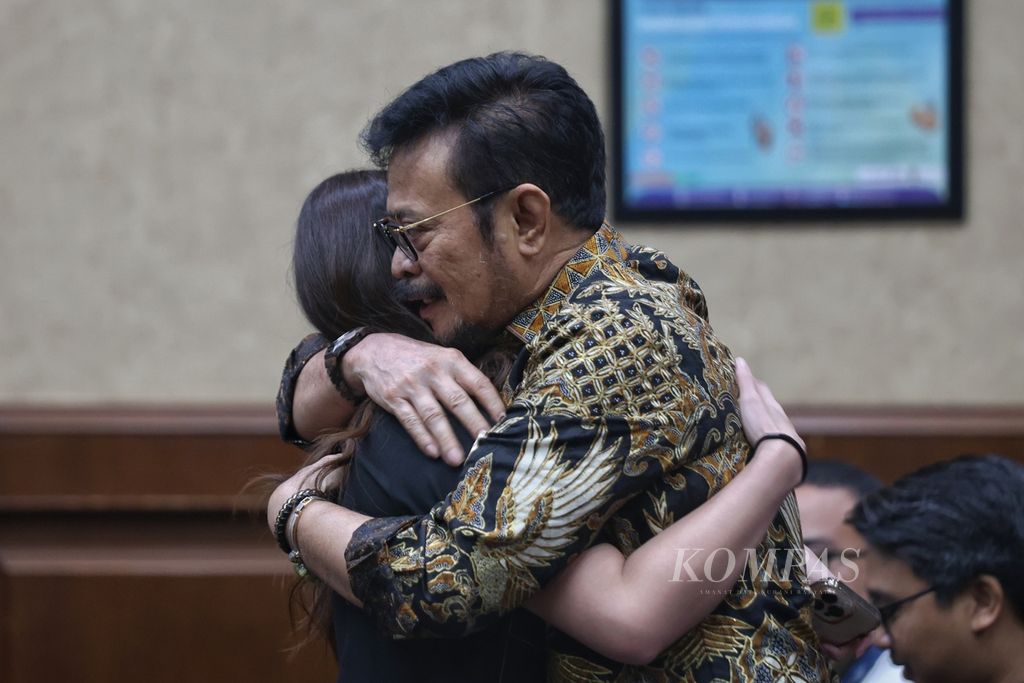 Terdakwa bekas Menteri Pertanian Syahrul Yasin Limpo berpelukan dengan kerabatnya sebelum sidang dimulai di Pengadilan Tindak Pidana Korupsi Jakarta, Rabu (28/2/2024).