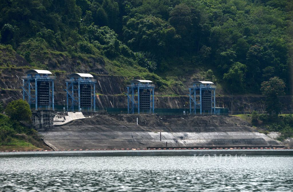 Pintu air masuknya air Waduk Cirata yang digunakan untuk memutar turbin Pembangkit Listrik Tenaga Air (PLTA) Cirata di Waduk Cirata, Jawa Barat, Jumat (24/9/2021).