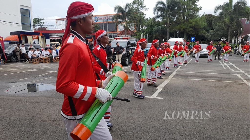 Kesenian tradisional dalam acara Haul Ke-13 Gus Dur dan 100 Hari Tragedi Kanjuruhan di Pendopo Kabupaten Malang, Jawa Timur, Minggu (5/2/2023).