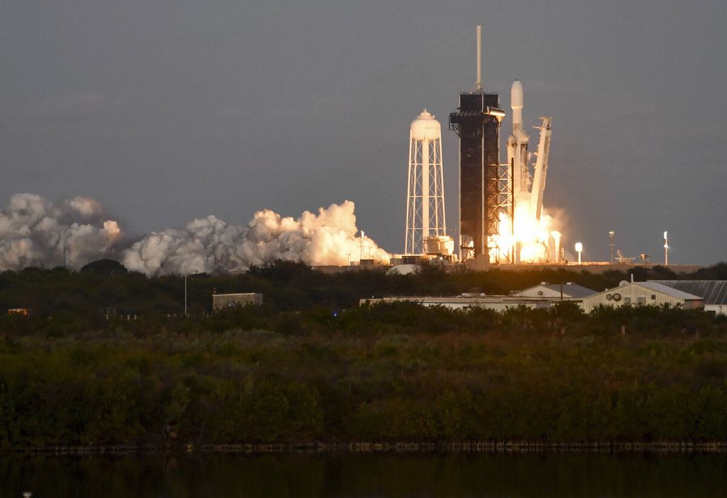 Pesawat luar angkasa SpaceX Falcon Heavy lepas landas dari Kennedy Space Center di Florida, Amerika Serikat, 15 Januari 2023. Roket itu membawa beberapa muatan untuk misi luar angkasa AS.