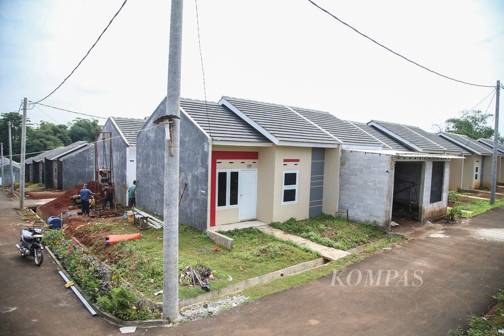 Deretan rumah bersubsidi di kawasan Tegal, Kemang, Kabupaten Bogor, Jawa Barat, Jumat (27/3/2020). 