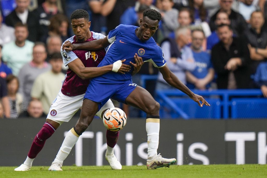 Pemain Chelsea, Nicolas Jackson (kanan), berebut bola dengan pemain Aston Villa, Ezri Konsa, pada laga Liga Inggris di Stadion Stamford Bridge, London, Minggu (24/9/2023). Villa menang dengan skor 1-0.
