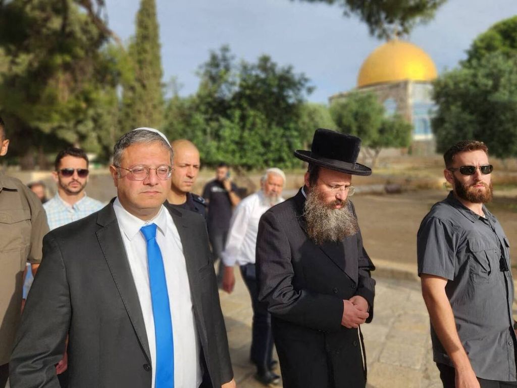 Sebuah foto yang dirilis Minhelet Har-Habait (Pengelola Temple Mount) memperlihatkan Menteri Keamanan Israel Itamar Ben-Gvir (kiri) berjalan di halaman kompleks Masjid Al Aqsa, tempat suci kedua bagi Umat Islam, Minggu (21/5/2023). Ini kunjungan kedua Ben-Givr setelah kunjungan pada Januari lalu yang memicu protes banyak negara.  