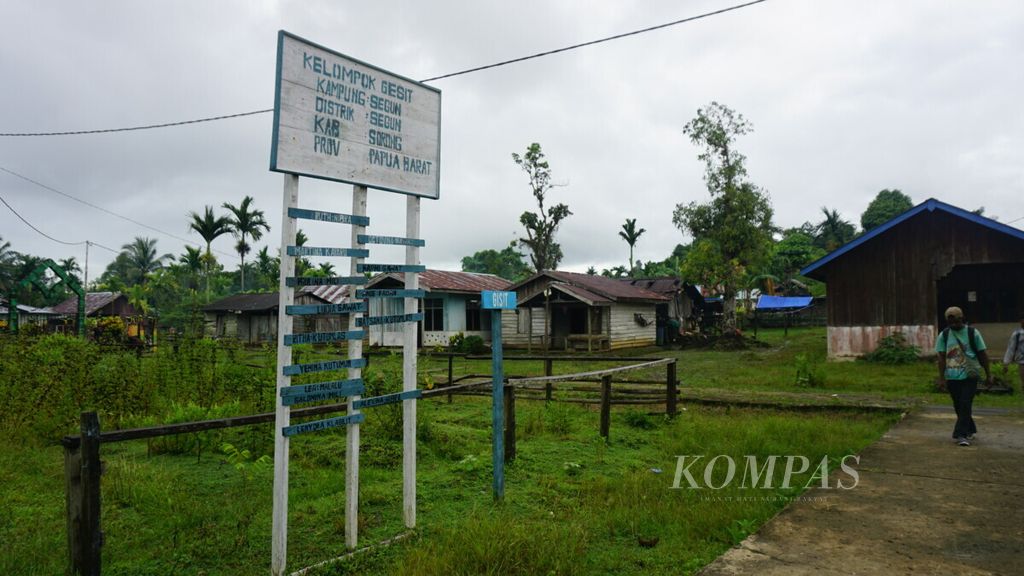 Jalan masuk di Kampung Segun, Distrik Segun, Kabupaten Sorong, Papua Barat, Selasa (21/9/2021). Distrik Segun merupakan salah satu wilayah operasi perkebunan sawit di Sorong yang dicabut izinnya oleh Bupati Johny Kamuru.