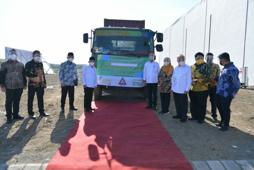 Wakil Presiden Maruf Amin meninjau lokasi yang dipersiapkan untuk menjadi Kawasan Industri Halal Sidoarjo di sela kunjungan kerjanya ke Jawa Timur, Kamis (30/9/2021).