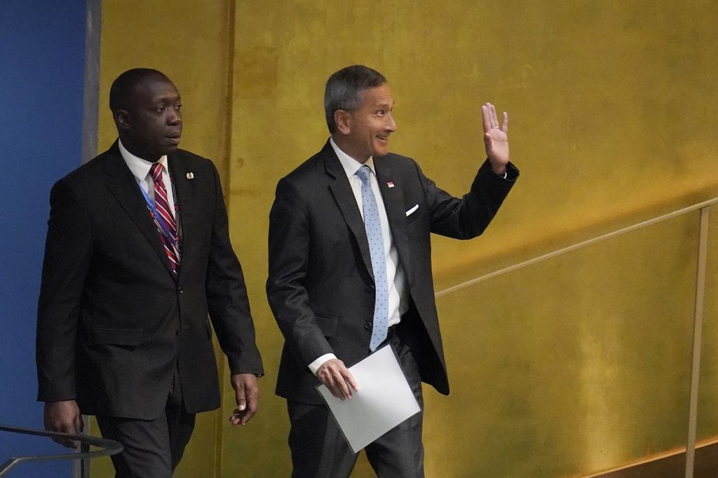 Menteri Luar Negeri Singapura Vivian Balakrishnan (kanan) diantar petugas protokol saat akan berpidato pada Sidang ke-77 Majelis Umum PBB di kantor pusat PBB di New York, Amerika Serikat, Sabtu (24/9/2022).