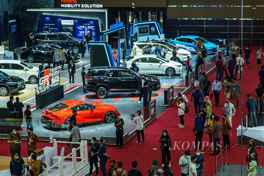 Suasana pameran otomotif Indonesia International Motor Show (IIMS) Hybrid yang diselenggarakan di JIExpo Kemayoran, Jakarta, Kamis (31/03/2022). 