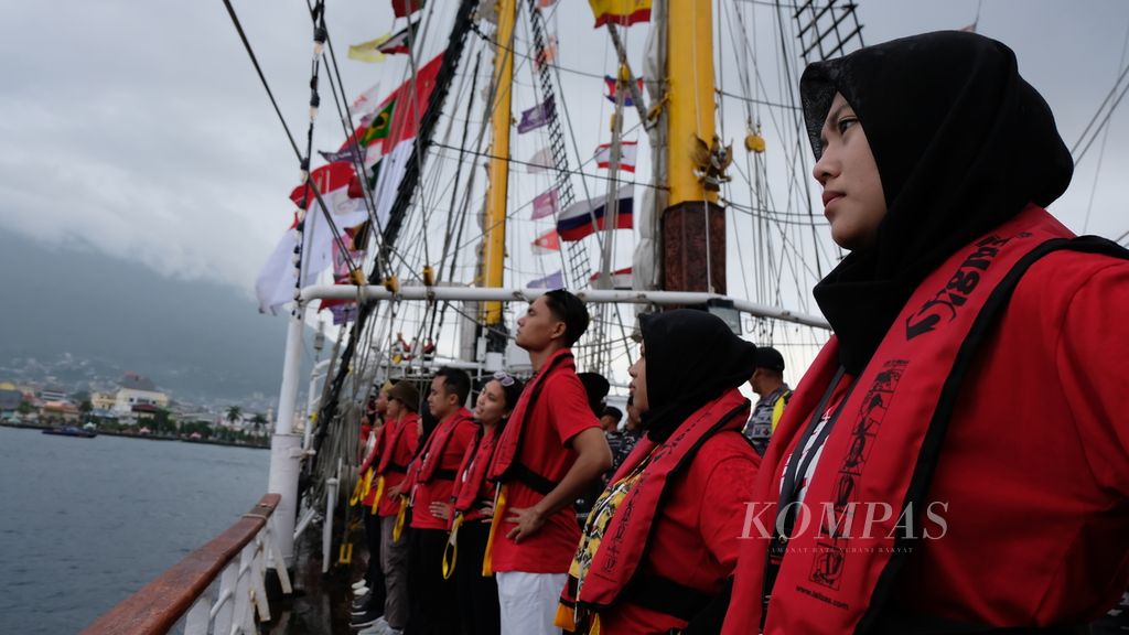 Sebanyak 37 laskar rempah bersiap untuk berlayar dari Ternate ke Tidore, Maluku Utara, dengan KRI Dewaruci pada Rabu (15/6/2022). Mereka berlayar dalam rangka Muhibah Budaya Jalur Rempah.