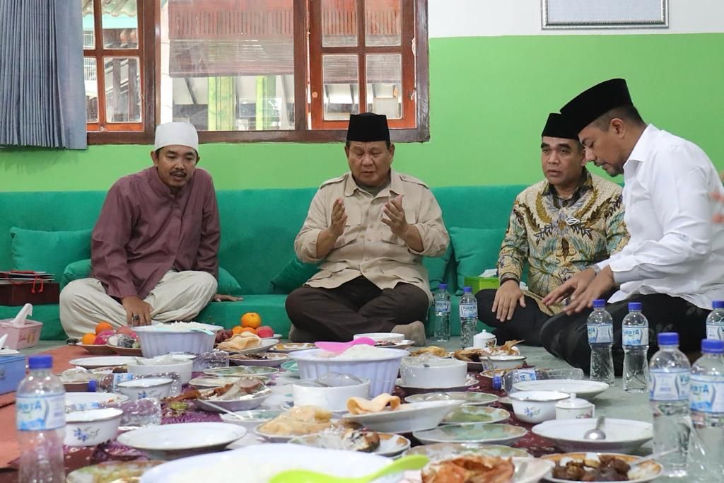 Ketua Umum Partai Gerindra Prabowo Subianto bersilaturahmi dengan sejumlah tokoh agama di Surabaya, Jawa Timur, Selasa (3/5/2022). Dalam kunjungan itu, Prabowo ditemani dengan Sekretaris Jenderal Partai Gerindra Ahmad Muzani.