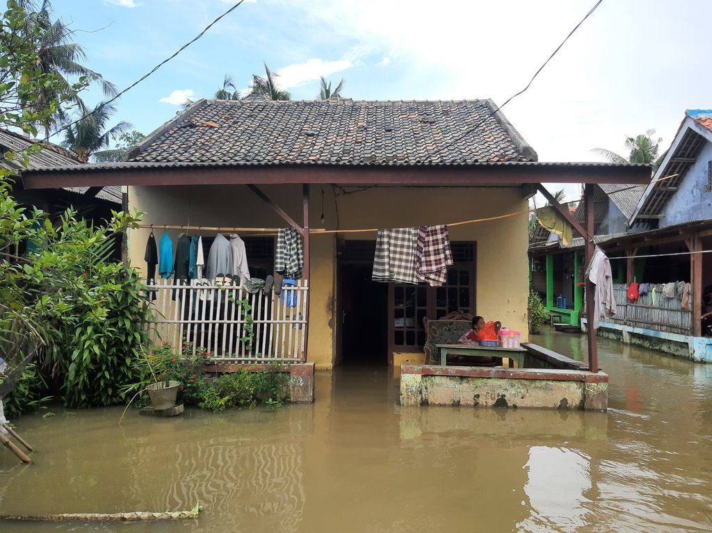 Warga di Desa Pantai Harapan Jaya, Kecamatan Muara Gembong, Kabupaten Bekasi, Jumat (3/3/2023). Banjir yang terjadi sejak 24 Februari belum surut hingga saat ini.