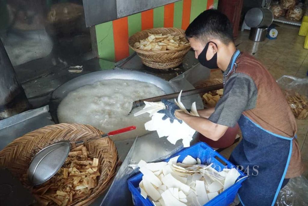 Ilustrasi: Pekerja sedang menggoreng keripik sanjai di dapur Pusat Oleh-Oleh Ummi Aufa Hakim cabang Padang, Sumatera Barat, Senin (20/7/2020). 