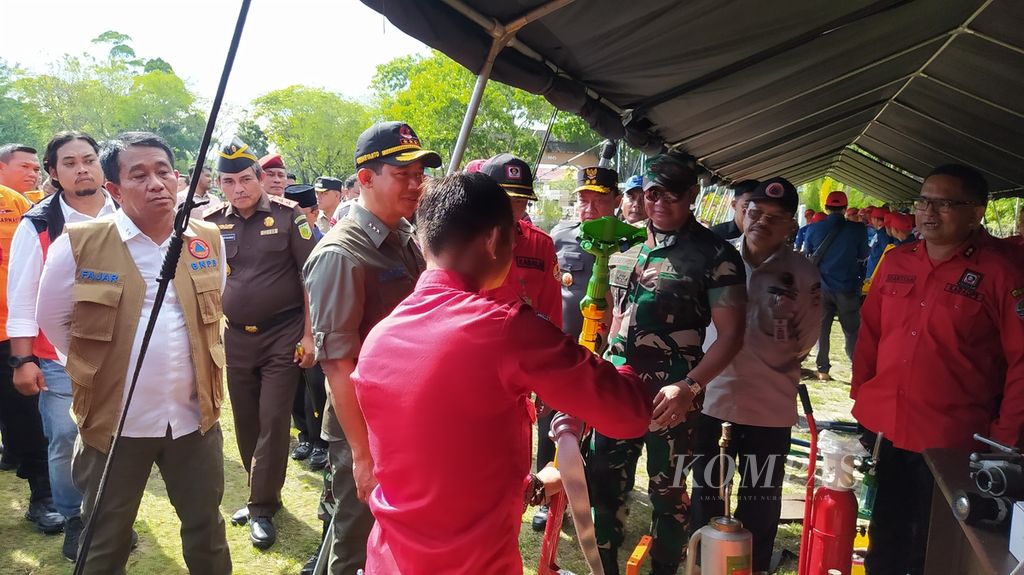 Kepala BNPB Suharyanto memeriksa kesiapan fasilitas serta sarana dan prasarana pencegahan kebakaran hutan juga lahan di Kota Palangkaraya, Kalimantan Tengah, Jumat (16/6/2023).