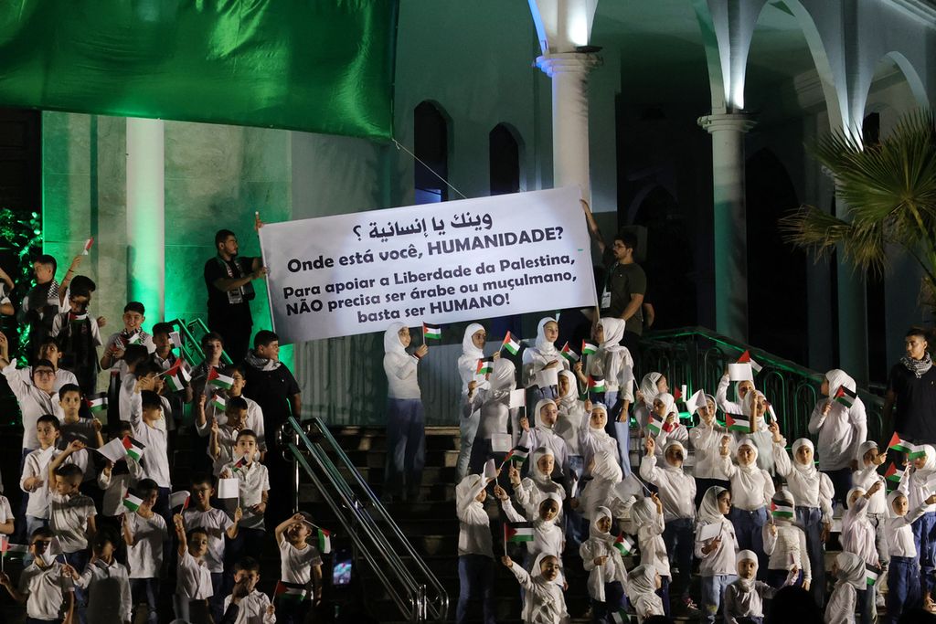 Umat Islam di Brasil merayakan permulaan bulan Ramadhan dan menunjukkan dukungan bagi Palestina di depan Masjid Omar Ibn Al-Khatab di Foz do Iguacu, Negara Bagian Parana, Sabtu (9/3/2024).