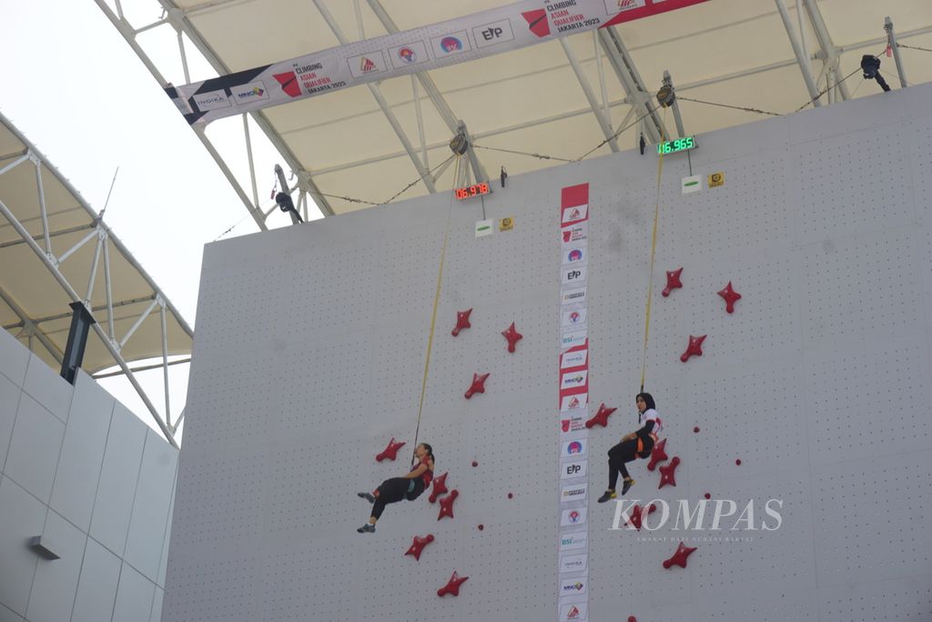 Pemanjat <i>speed</i> Indonesia kategori putri, Rajiah Sallsabillah, menjalani laga kualifikasi IFSC Climbing Asian Qualifier 2023 di Lot 11 Gelora Bung Karno, Senayan, Jakarta, Minggu (12/11/2023) siang,