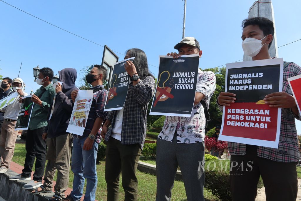 Sejumlah jurnalis yang tergabung dalam Koalisi Jurnalis Cirebon menggelar aksi peringatan Hari Kebebasan Pers Sedunia, di Tugu Proklamasi, Kota Cirebon, Jawa Barat, Senin (30/5/2022). 