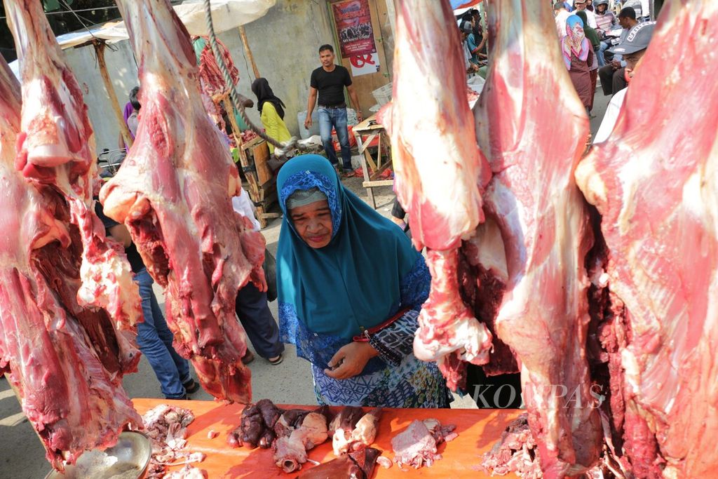 Warga memilih daging sapi di pasar tradisional di Lhokseumawe, Aceh. Kebutuhan daging sapi di Aceh menjelang puasa meningkat karena ada budaya menyantap daging sapi satu hari menjelang puasa.