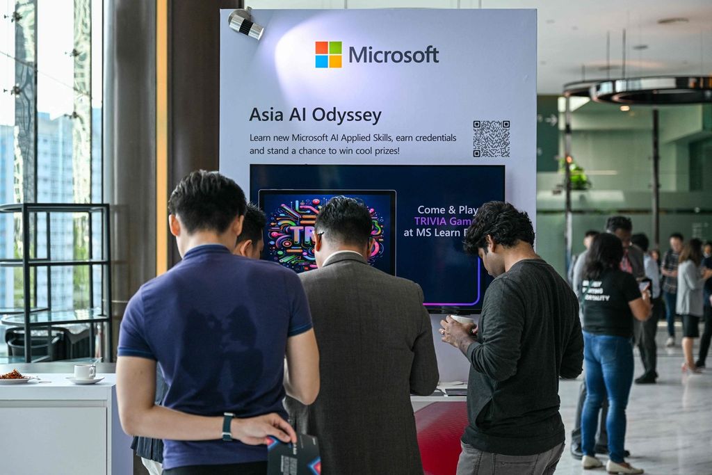Pengunjung mengunjungi stan Microsoft sebelum mengikuti pidato CEO Microsoft Satya Nadella dalam acara bertajuk ”Microsoft Build AI Day” di Kuala Lumpur, Malaysia, Kamis (2/5/2024). 