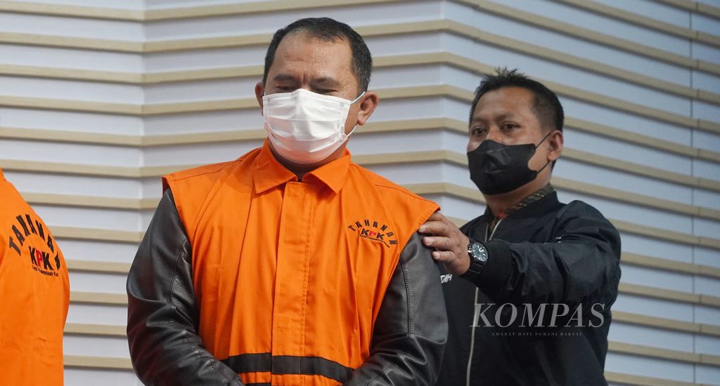 Bupati Labuhan Batu Erik Adtrada Ritonga bersama para tersangka lain yang ditangkap dalam Operasi Tangkap Tangan (OTT) digiring menuju tempat ekspose penahanan di Gedung Komisi Pemberantasan Korupsi (KPK), Jakarta, Jumat (12/1/2024).