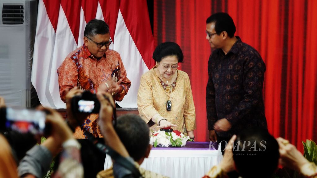 Presiden ke-5 RI Megawati Soekarnoputri (tengah) didampingi Sekretaris Jenderal PDI-P Hasto Kristiyanto (kiri) dan Gubernur Lembaga Ketahanan Nasional (Lemhannas) Andi Widjajanto (kanan) memencet tombol penanda resminya peluncuran 58 judul buku dalam rangka hari jadi ke-58 Lemhannas di Jakarta, Sabtu (20/5/2023).