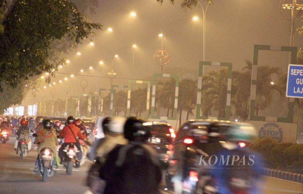 Kabut asap mulai menyelimuti Kota Pontianak, Kalimantan Barat, Rabu (26/7) malam, akibat kebakaran lahan. Hal itu menyebabkan kualitas udara di kota itu tidak sehat.