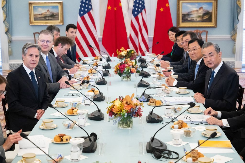Menteri Luar Negeri AS Antony Blinken (kiri) dan Menlu China Wang Yi (kanan) bertemu di Washington, DC, Jumat (27/10/2023). 