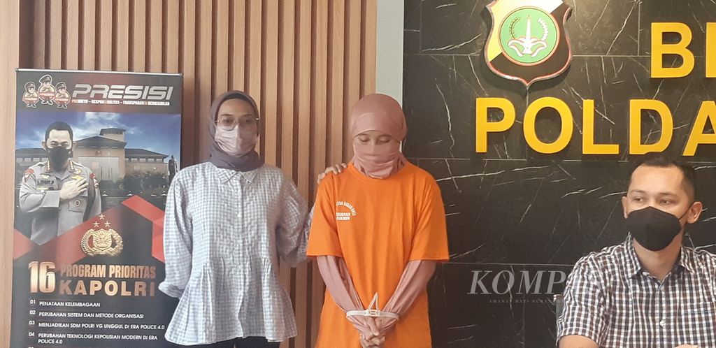 Neneng (24), tersangka pembunuhan berencana, yang dihadirkan di Markas Polda Metro Jaya, Jakarta, Kamis (19/5/2022). Pembunuhan terhadap perempuan bernama Dini (27) oleh Neneng di Bekasi, Jawa Barat, dilakukannya karena dendam terkait perselingkuhan.